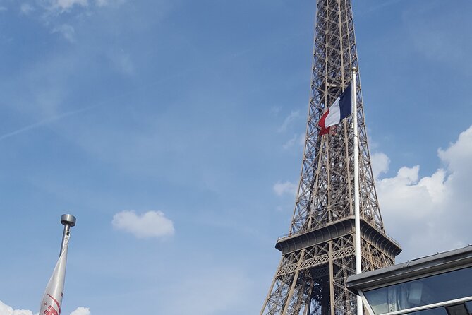 Paris Seine River Champagne Tasting Cruise - Why the small group matters