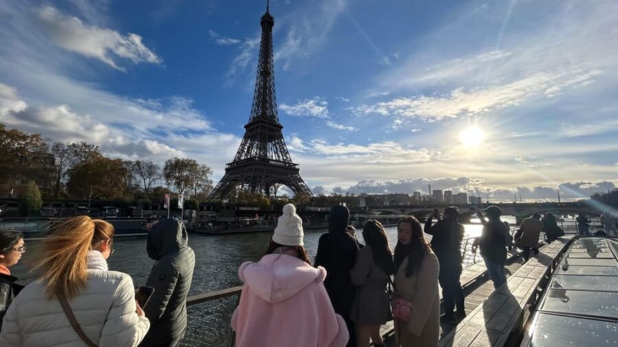 Paris: Seine River Cruise and 3-course Bistro Lunch - The one-hour cruise and its best views