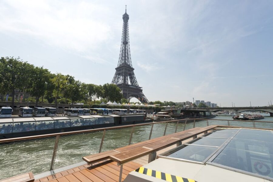 Paris: Seine River Cruise and 3-course Bistro Lunch - Hôtel de Ville, the Louvre, and Place de la Concorde
