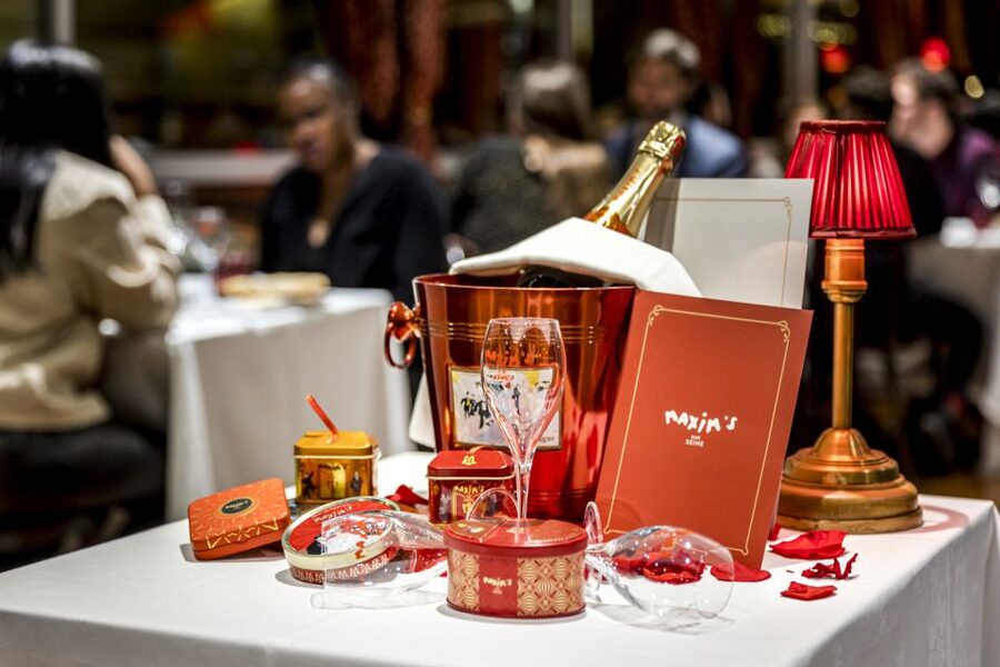 Paris: Seine River Cruise with 3-Course Dinner & Live Music - The Louvre from the water