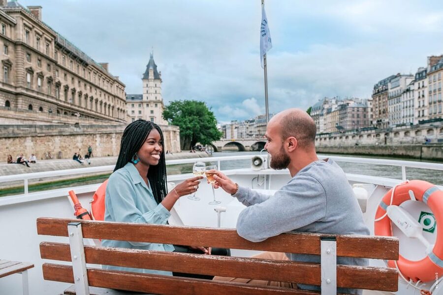 Paris: Seine River Cruise with Champagne from Eiffel Tower - Who will get the most from this one-hour cruise