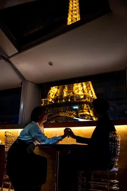 Paris: Seine River Dinner Cruise with Live Music - The live music makes the evening feel more Parisian