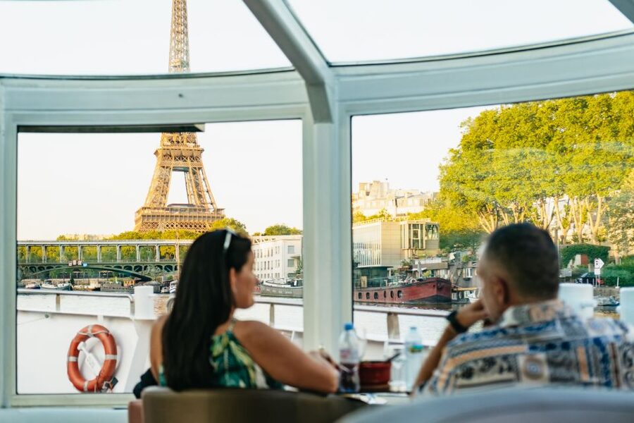 Paris: Seine River Panoramic Views Dinner Cruise - Why this Seine dinner cruise works so well at night
