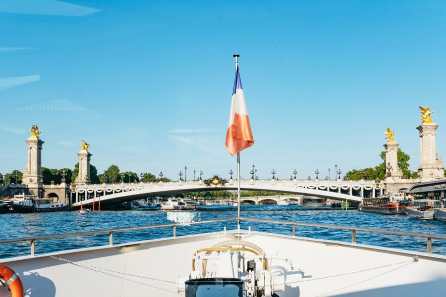 Paris: Seine River Panoramic Views Dinner Cruise - Finding Île aux Cygnes from Pont de Bir-Hakeim