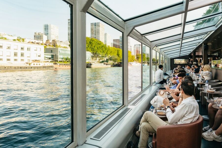 Paris: Seine River Panoramic Views Dinner Cruise - How the small group changes the experience