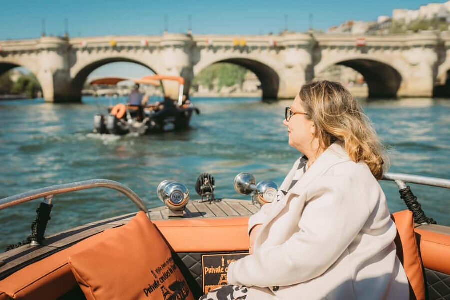 Paris: Seine River Private Cruise - Snacks, drinks, music, and memorable extras