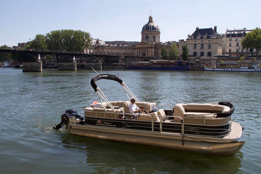 Paris: Seine River Private Guided Pontoon Boat Cruise - The Louvre, Notre Dame, and the bridges
