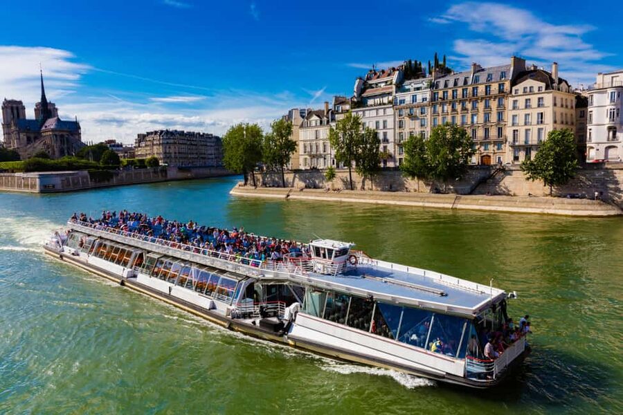 Paris: Seine River Sightseeing Cruise by Bateaux Mouches - Crowds, seating, and the audio guide