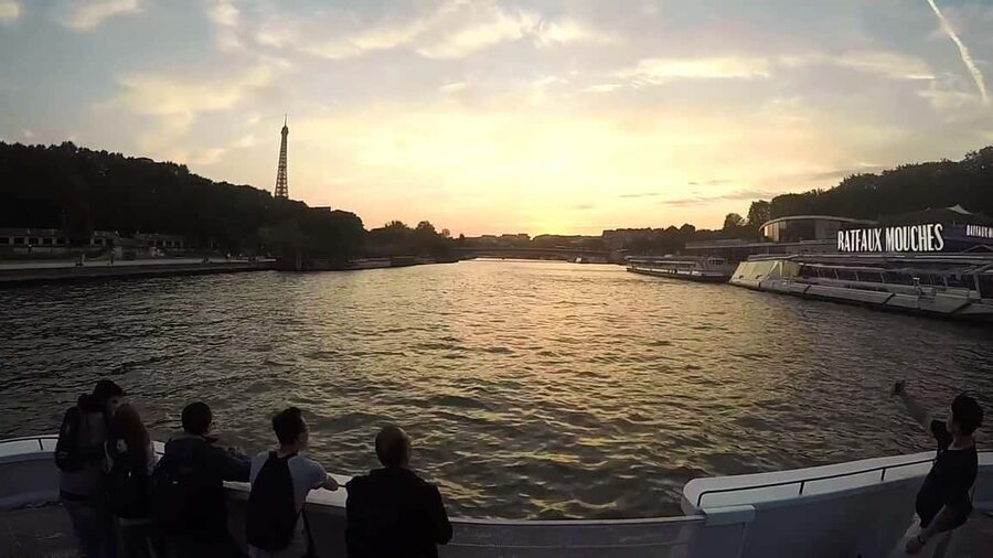 Paris: Seine River Sightseeing Cruise by Bateaux Mouches - Conciergerie, bridges, and the old heart of Paris