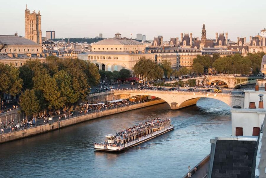 Paris: Seine River Sightseeing Cruise by Bateaux Mouches - The Louvre from a calmer angle