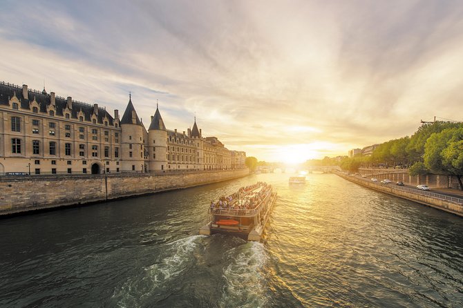 Paris Seine River Sightseeing Cruise with Commentary by Bateaux Parisiens - The Conciergerie, the Louvre, and Place de la Concorde