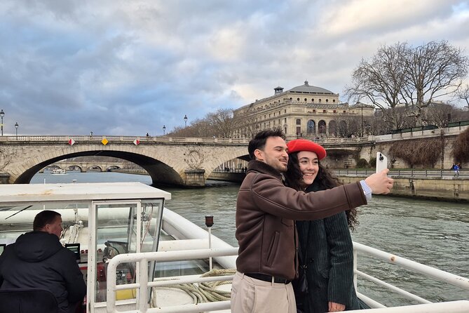 Paris Seine River Sightseeing Guided Cruise Vedettes du Pont Neuf - Choosing the best departure time