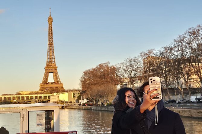 Paris Seine River Sightseeing Guided Cruise Vedettes du Pont Neuf - Hôtel de Ville and the lively quays
