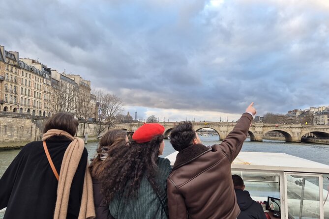 Paris Seine River Sightseeing Guided Cruise Vedettes du Pont Neuf - Louvre, Institut de France, and Pont des Arts