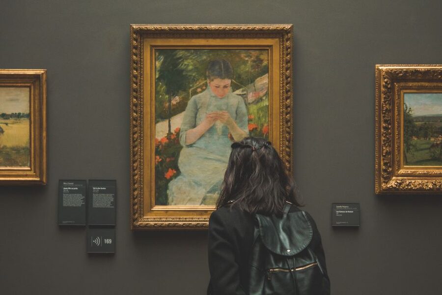 Paris: Seine River Walking Tour with Optional Musée d'Orsay - Walking Paris from its oldest bridge