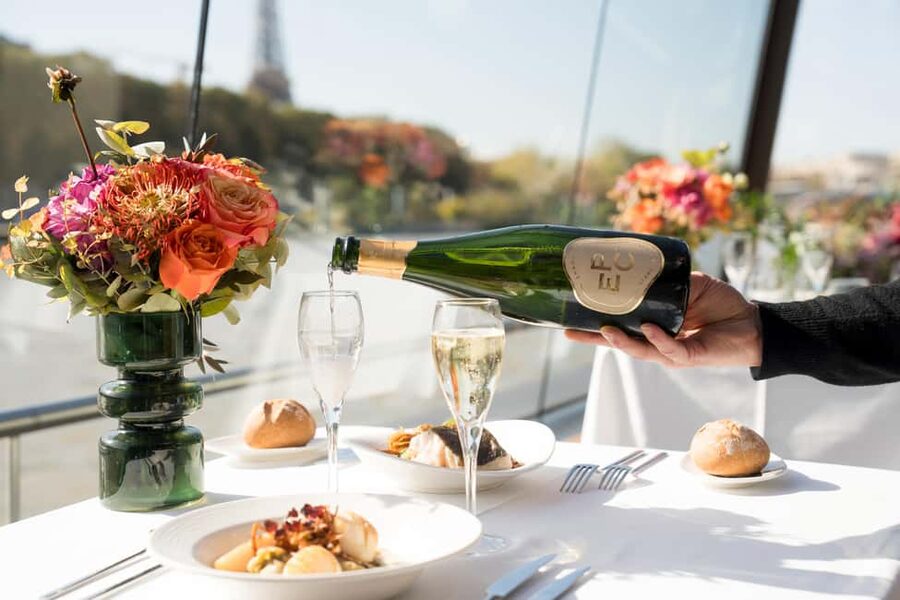Paris: Sightseeing Cruise on the Seine with 3-Course Lunch - The Louvre and Pont des Arts