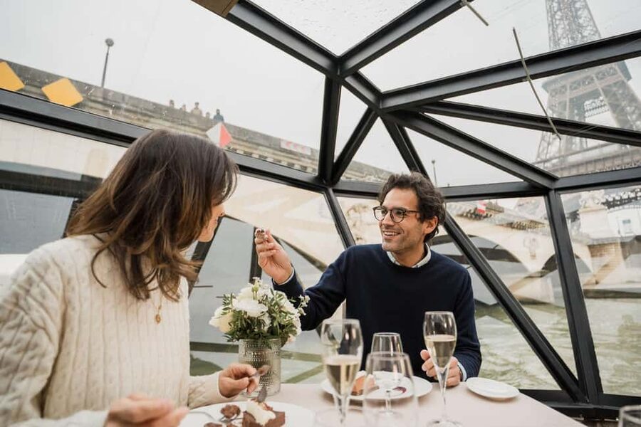 Paris: Sightseeing Cruise on the Seine with 3-Course Lunch - Live accordion music and the mood onboard