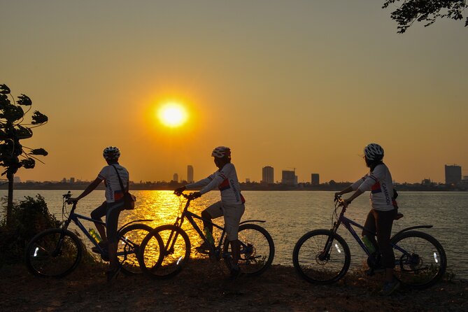 Phnom Penh: Cycling Adventure on Islands of the Mekong - The silk farm brings the morning into focus