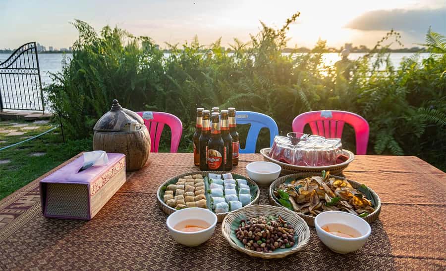 Phnom Penh: Mekong Islands Sunset Bike Tour include drinks - Crossing the Mekong to Silk Island