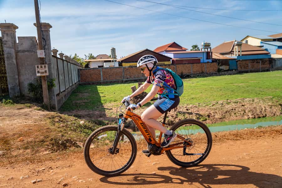 Phnom Penh: Mekong Islands Sunset Bike Tour include drinks - Seeing a family make dried tofu