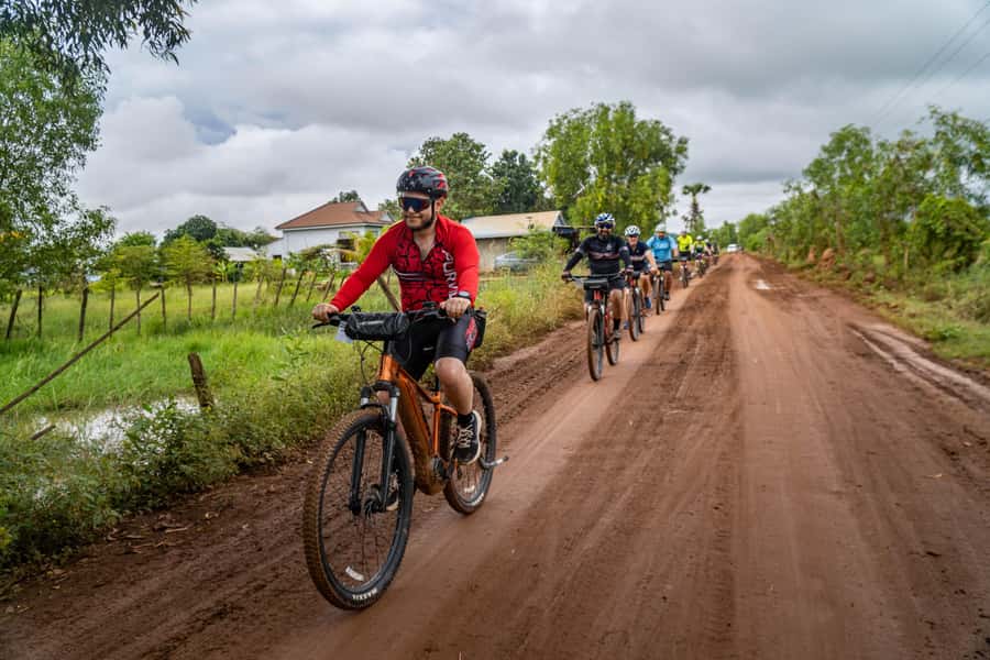Phnom Penh: Mekong Islands Sunset Bike Tour include drinks - Sunset beside the river