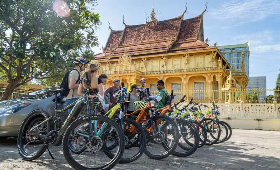 Phnom Penh: Mekong Islands Sunset Bike Tour include drinks - The pace, group feel, and guide