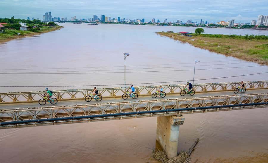Phnom Penh: Mekong Islands Sunset Bike Tour include drinks - Pedaling through farms and village lanes