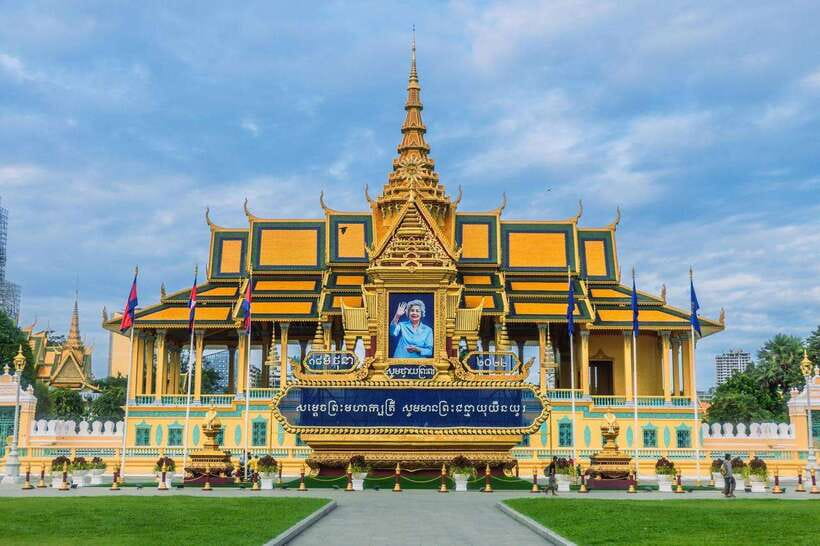 Phnom Penh: Mekong River Sunset Cruise with free flow drink - Why Phnom Penh’s river looks best at sunset