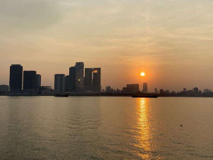 Phnom Penh: Mekong River Sunset Cruise with free flow drink - Royal Palace, Diamond Island, and the Four Faces River