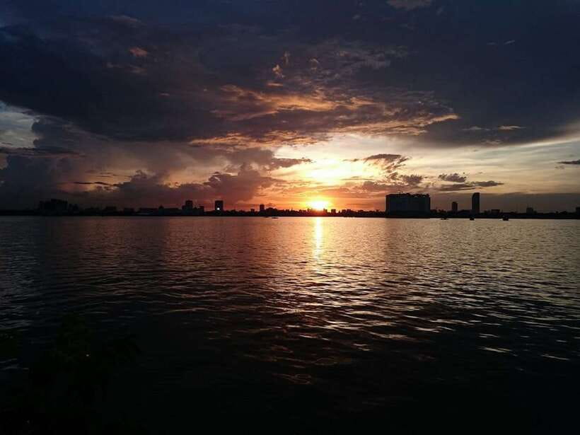 Phnom Penh: Mekong River Sunset Cruise with free flow drink - Stilted fishing homes and daily river life