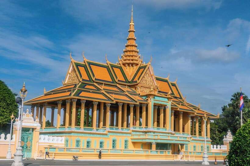 Phnom Penh: Mekong River Sunset Cruise with free flow drink - Beer, soft drinks, fruit, and a cold towel