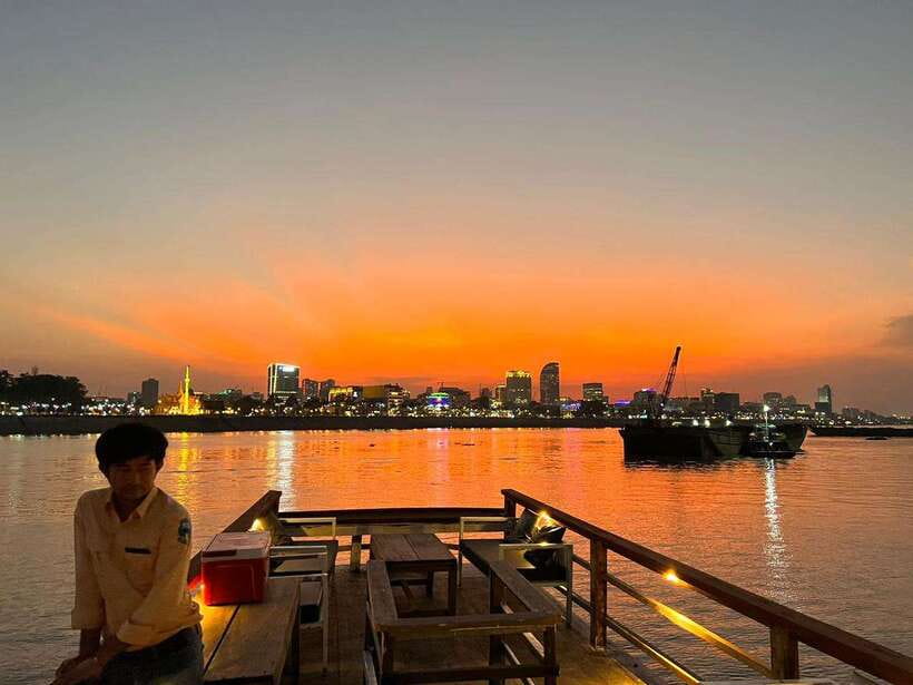 Phnom Penh: Mekong River Sunset Cruise with free flow drink - Boarding the wooden boat at the Mekong