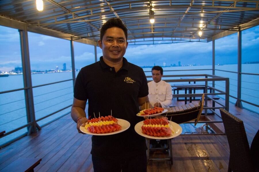 Phnom Penh: Mekong Sunset Dinner Cruise with Live Music - Who will get the most from this cruise