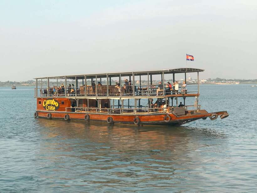 Phnom Penh: Mekong Sunset Dinner Cruise with Live Music - Why the 5pm sailing gives you more Phnom Penh