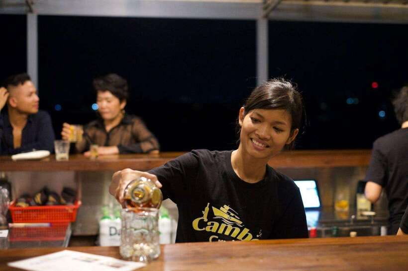 Phnom Penh: Mekong Sunset Dinner Cruise with Live Music - Live Khmer music is the heart of the evening
