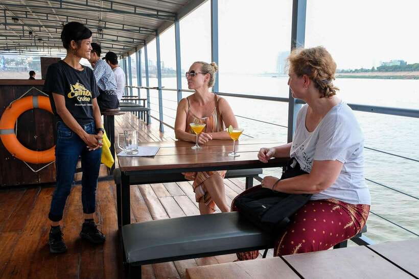 Phnom Penh: Mekong Sunset Dinner Cruise with Live Music - Finding the boat near Kroeung Garden