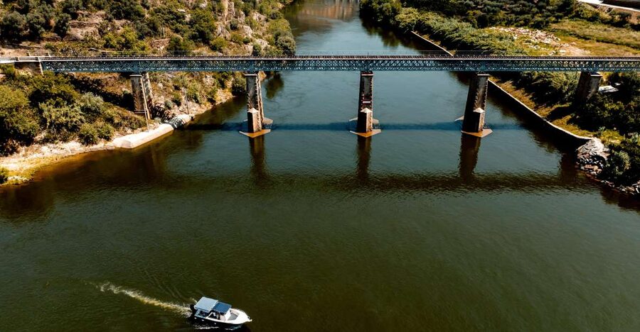 Pinhão: Douro River Boat Tour with Lunch - Leaving Pinhão by boat