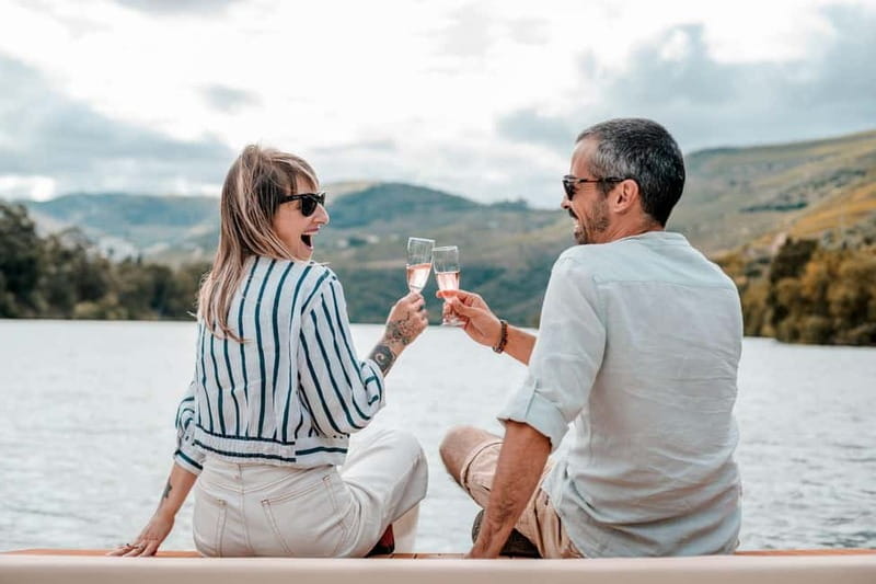 Pinhão: Douro River Solar Boat Tour with Wine Tasting - The return to Pinhão and the value of one hour