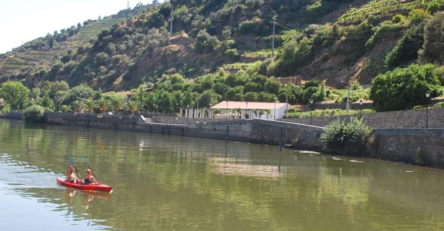 Pinhão: Douro Valley Rabelo Boat Tour and Kayak Experience - A boat ride from Pinhão to the mouth of the Tua