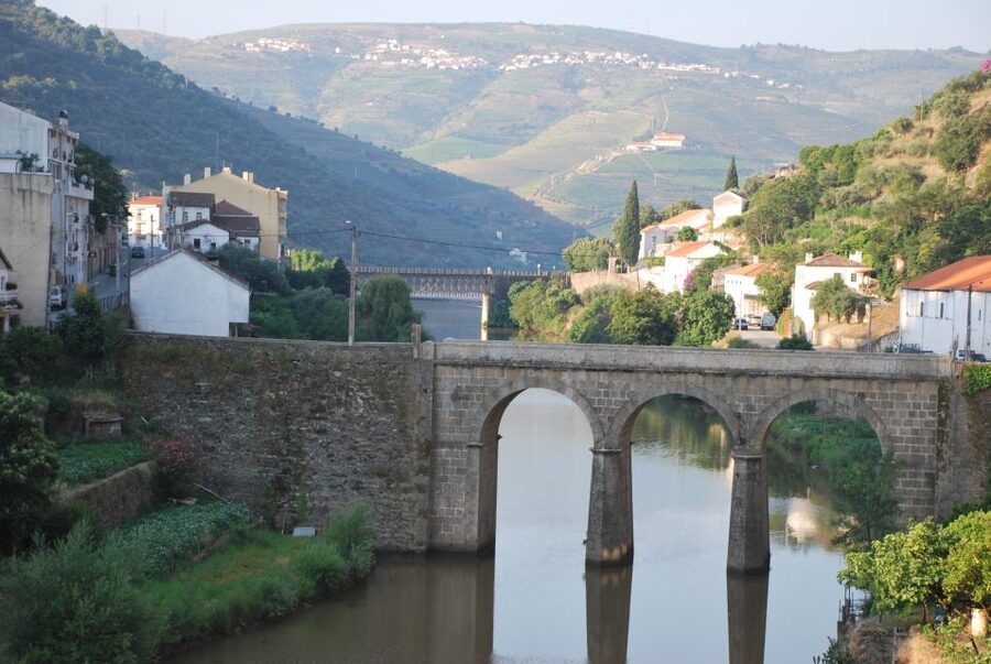 Pinhão: Douro Valley Rabelo Boat Tour and Kayak Experience - Who should choose this experience?