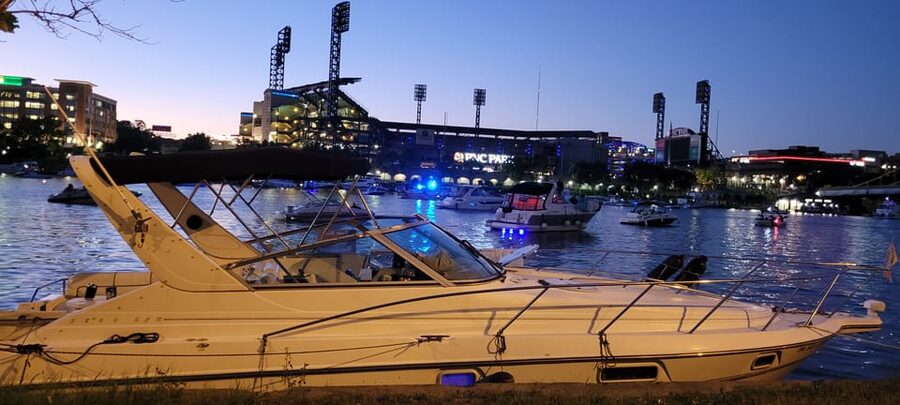 Pittsburgh: Private Yacht River Cruise with Captain and BYOB - What the two to four hours actually feel like