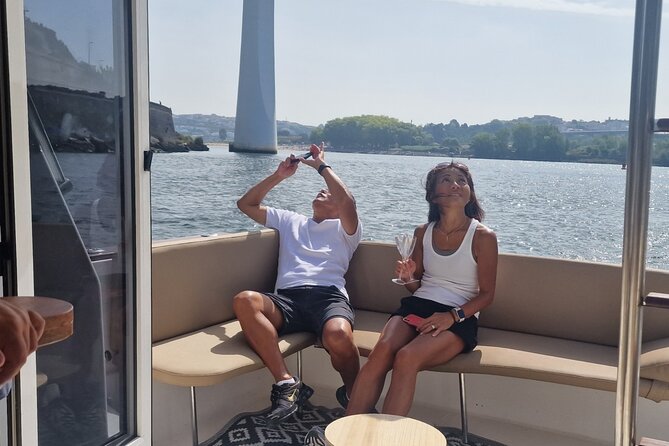 Port : 6 Bridges Cruise , Douro River with Sunset Option - The guide commentary and atmosphere