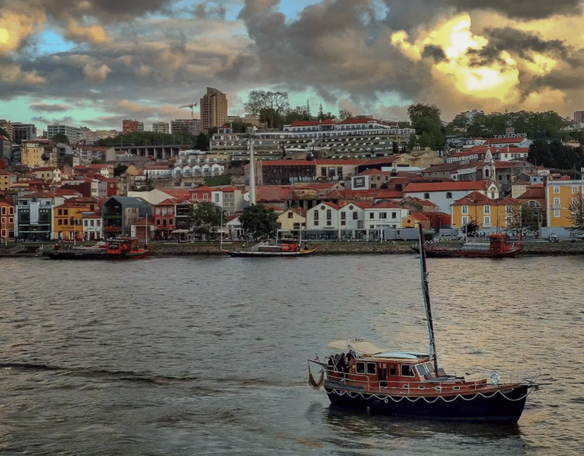 Porto: Classic Boat Cruise on the Douro River - The snack board, welcome drink, and small comforts