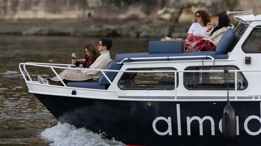 Porto: Douro Cruise, 6 Bridges & 4 Port Wines (Max 7) - Ribeira and Cais de Gaia from the river