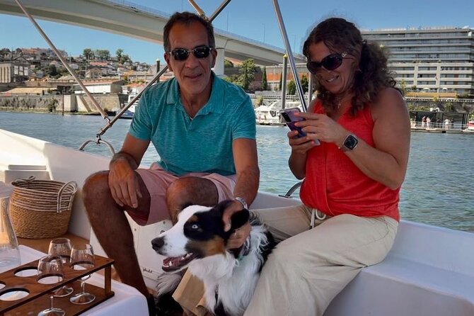 Porto: Douro River Boat Cruise with Port Wine and Snacks - The crew makes the difference