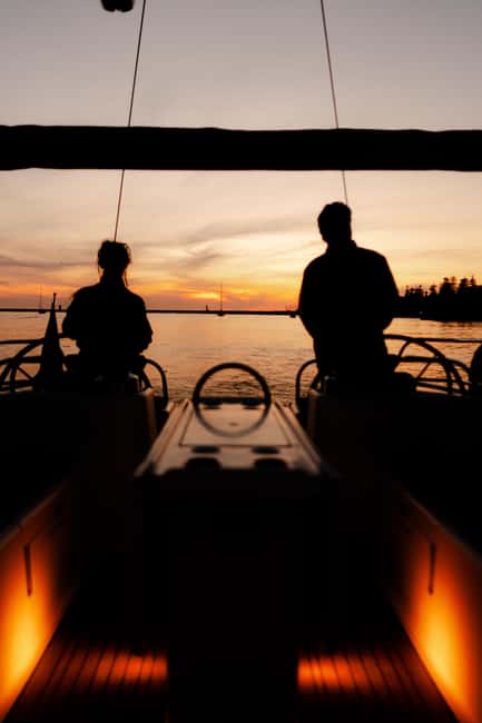 Porto: Douro River Boat Tour with Wine Tasting - Crossing toward Gaia and the wine cellars