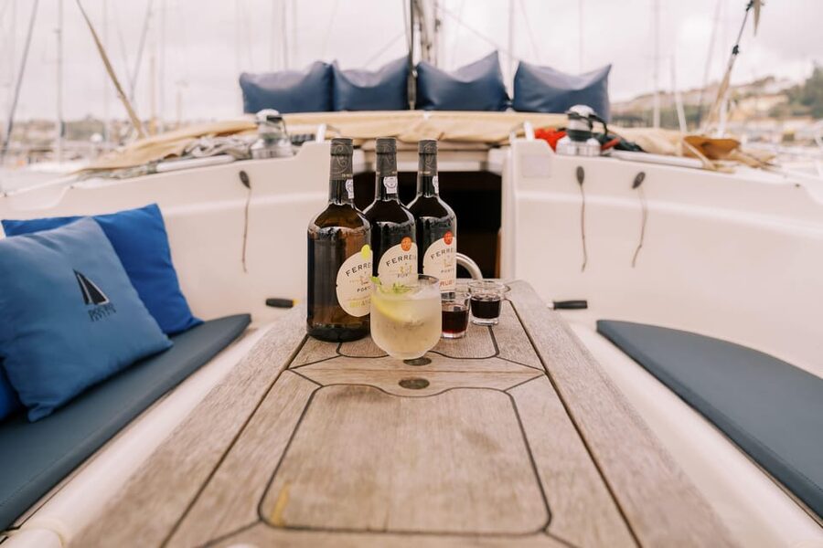 Porto: Douro river Boat tour with wine tasting (small group) - The welcome drink and Port tasting