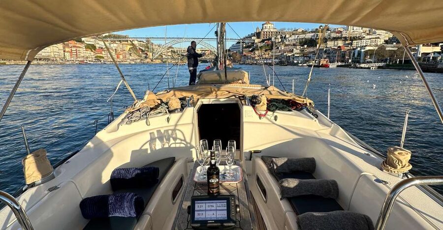 Porto: Douro river Boat tour with wine tasting (small group) - Blankets, clothing, and comfort