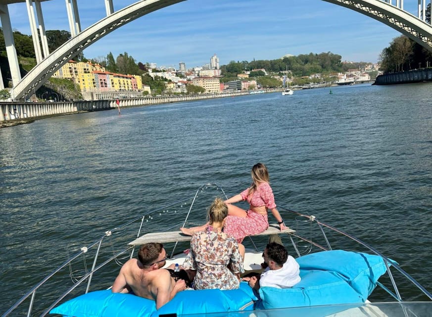 Porto: Douro River Cruise / Welcome Drink/with sunset option - A small boat can make the difference