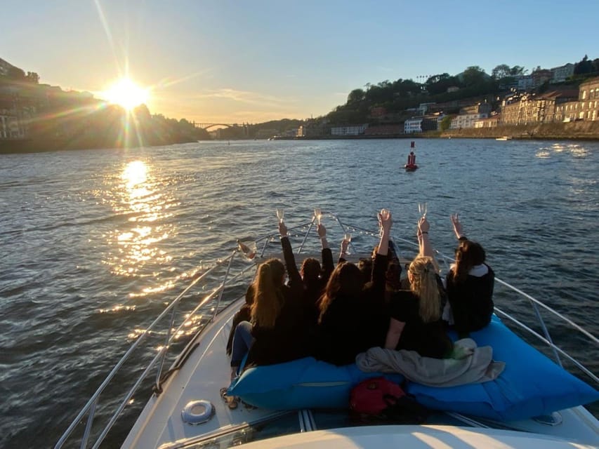 Porto: Douro River Cruise / Welcome Drink/with sunset option - What happens during the two-hour cruise